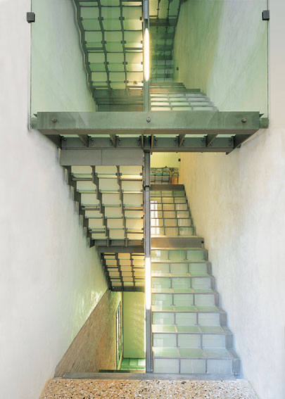 La scala crociata. Ferro, vetro