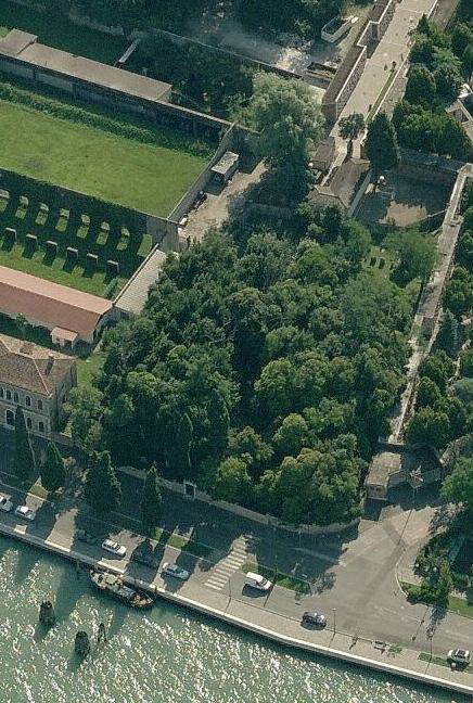 Il cimitero è un vero e proprio bosco cinto da mura